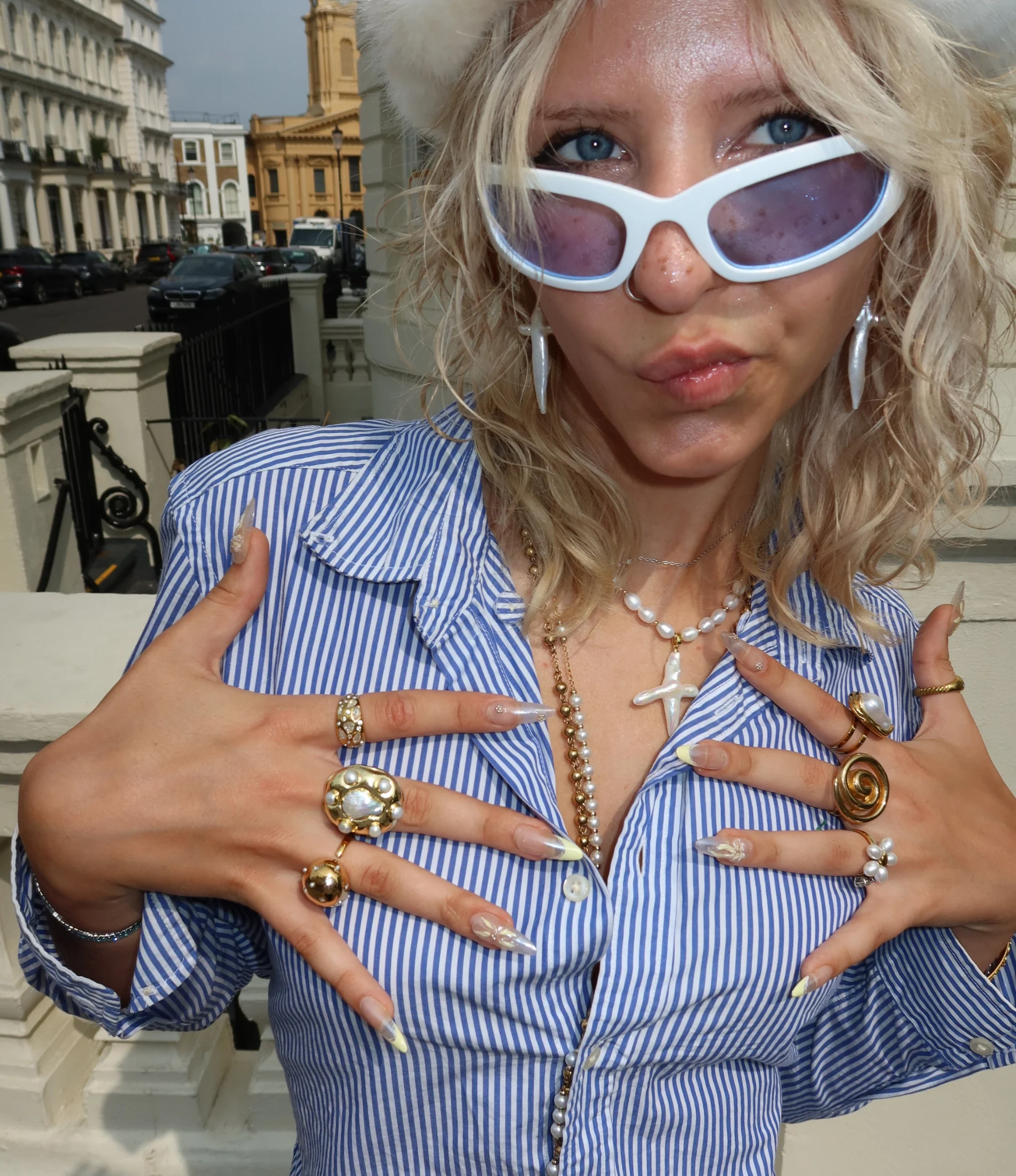 ODETTE PEARL CROSS NECKLACE - Image 4